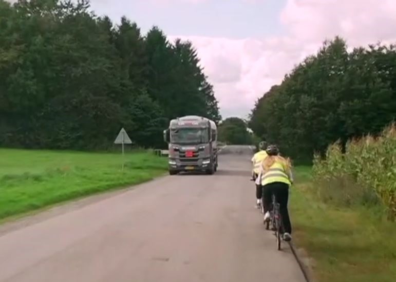 Elever fra Vesterlund Efterskole skal passe på i trafikken, når de cykler til Thyregod.