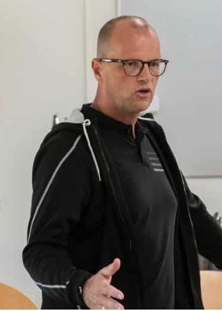 Søren Haubjerg, forstander på Vesterlund Efterskole, er mødeleder