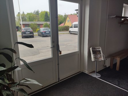 Find aviserne, i standeren i fitnesscenteret.